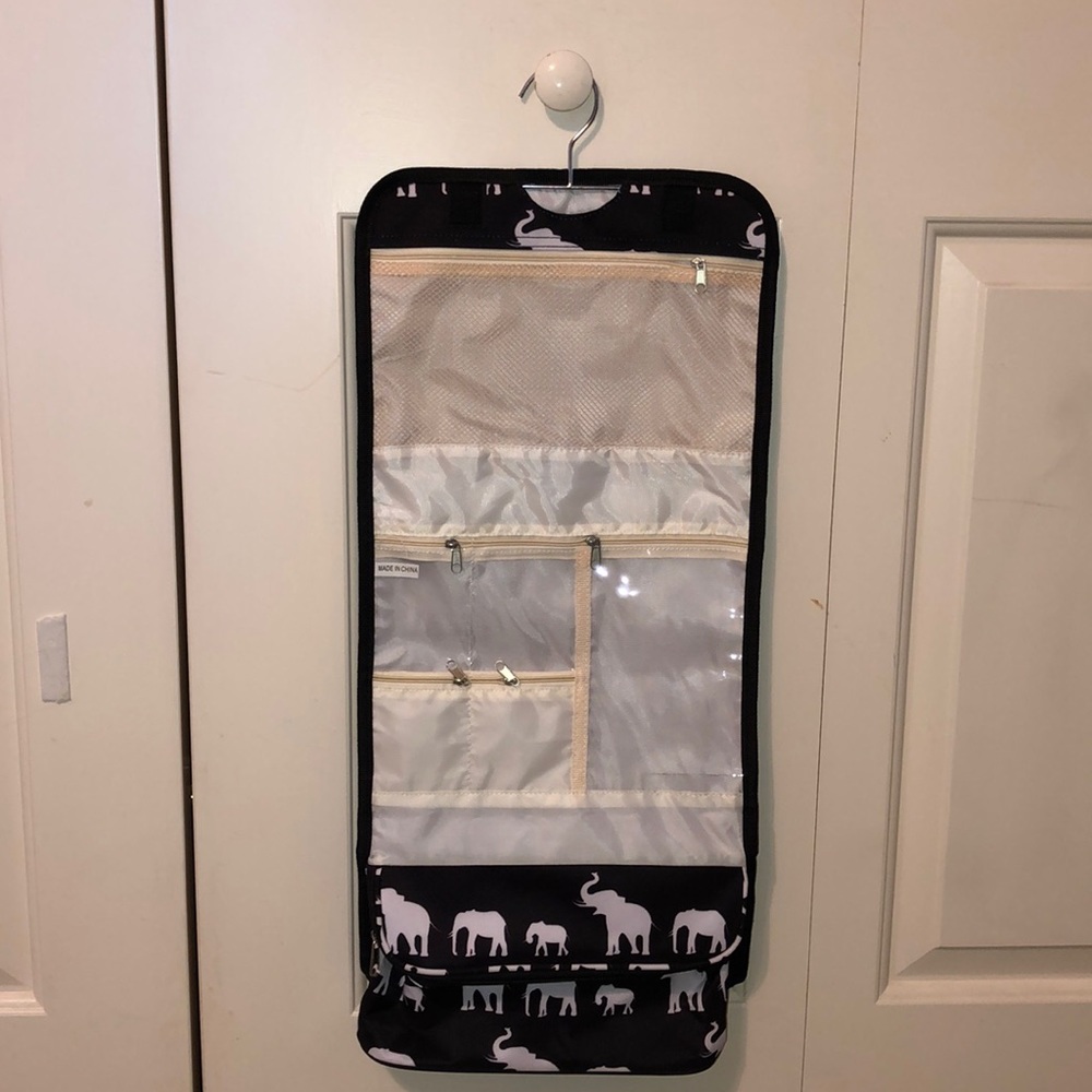 Foldable accessories holder